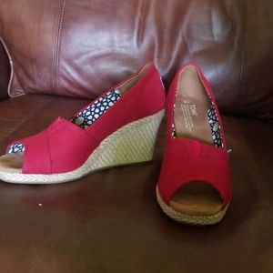 Tom's open toe wedge